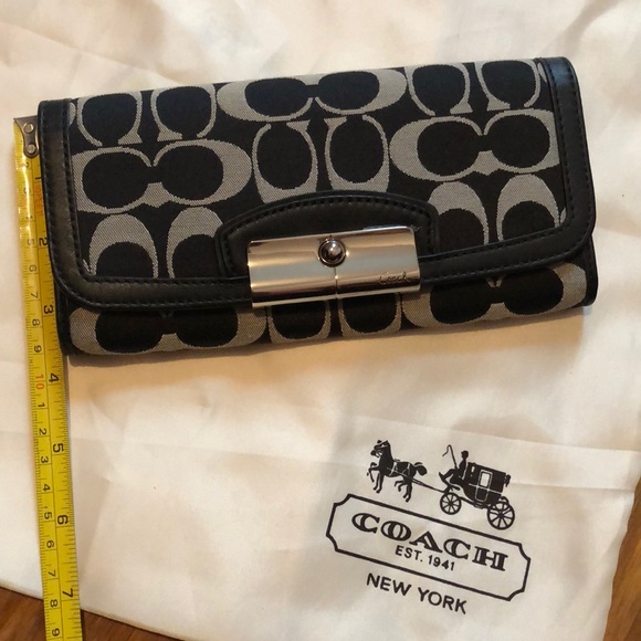 ❤️SOLD❤️ Coach Wallet - Picture 2 of 5